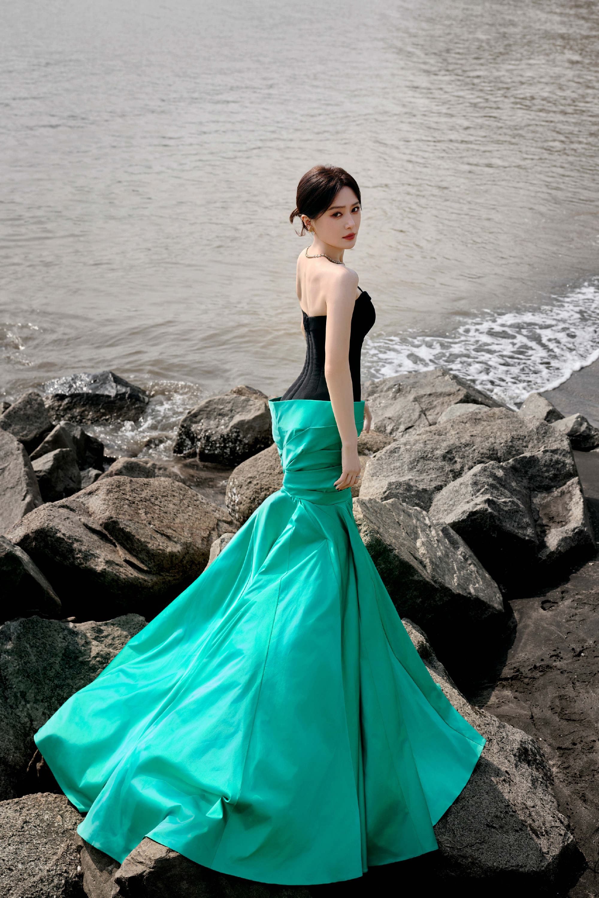 秦岚黑拼蓝抹胸礼裙，身材没谁了