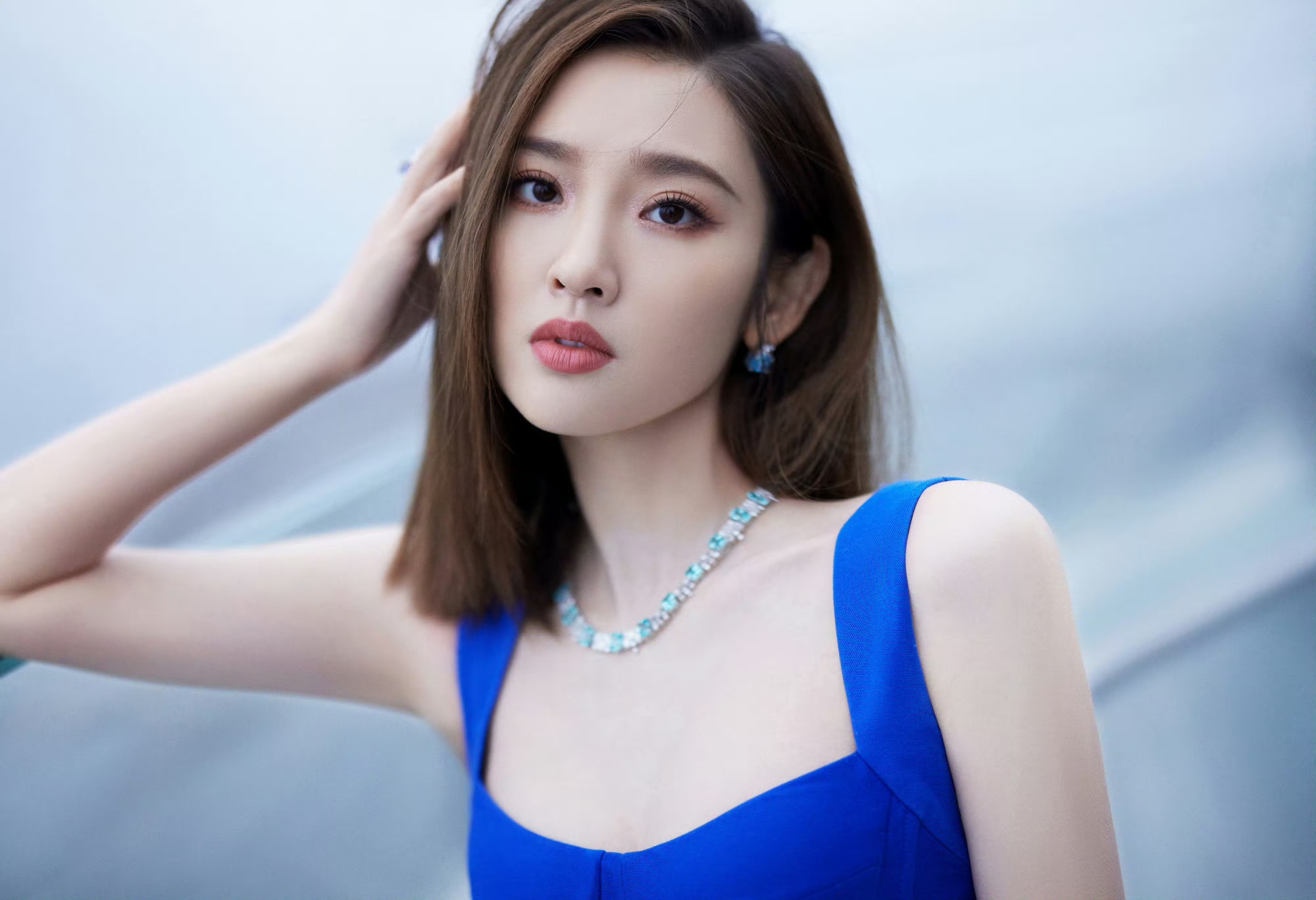 唐艺昕一抹湛蓝,点燃静谧秋日穿搭色彩