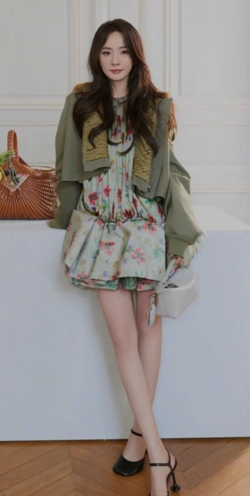 杨幂最新美照，风衣大长腿，性感十足！