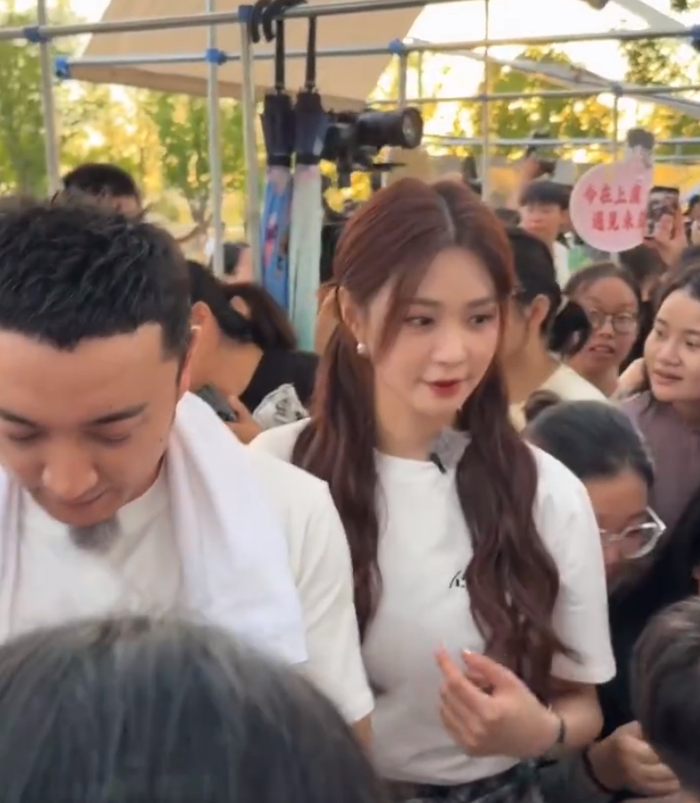 网友偶遇沈梦辰录节目 又美又瘦  原图好美，直呼杜海涛真有福！！！