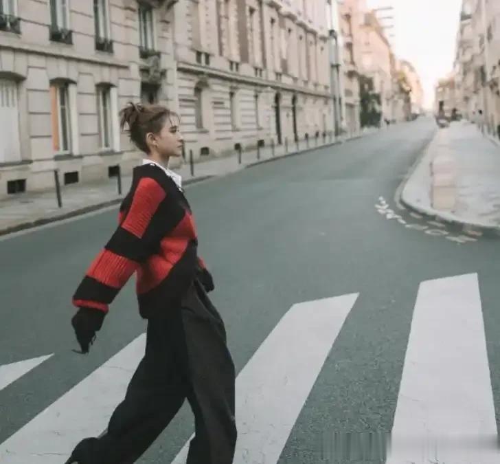 看了赌王女儿何超莲秋冬穿搭，才发现，白色作为内搭真显白显高级