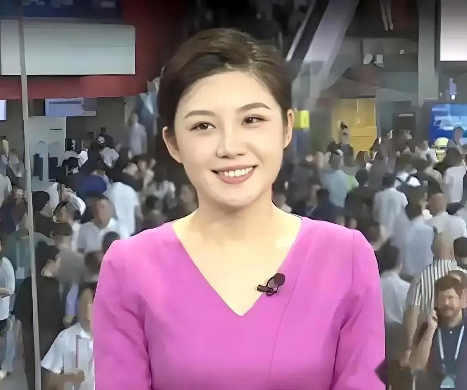 央视后起之秀郑子可，气质出众能力卓绝，关键是家庭环境也给力