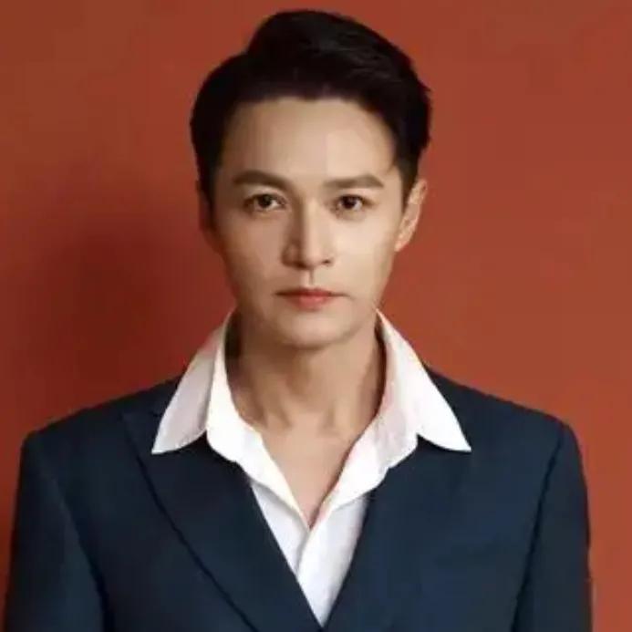 郑国霖杭州景区卖力演出,诠释演员新姿态