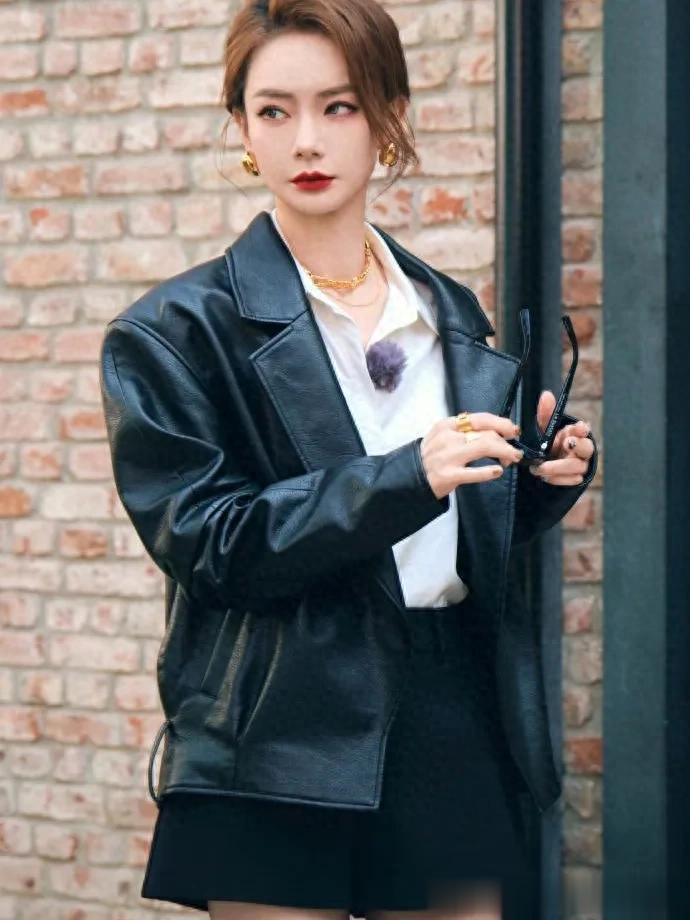 戚薇会穿是数一数二的!黑色皮衣+短裙+短靴,时髦洋气又高级