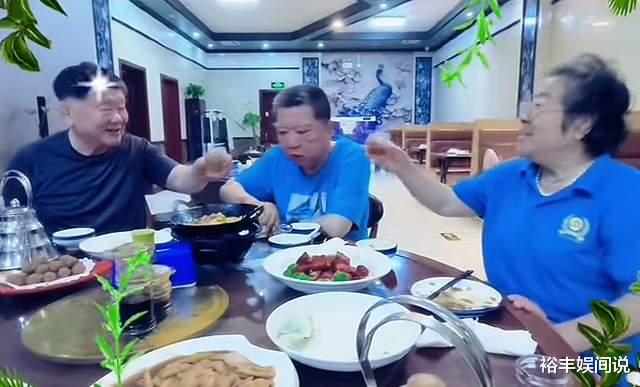 孟凡贵身体状况惹担忧!好友到访他稳坐泰山,妻子穿红裙好优雅