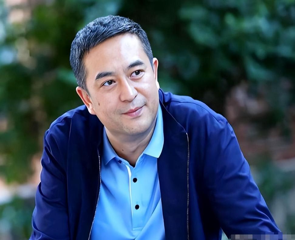 与王海燕离婚传闻仅1年，再看55岁张嘉益现状，原来一切早有预兆