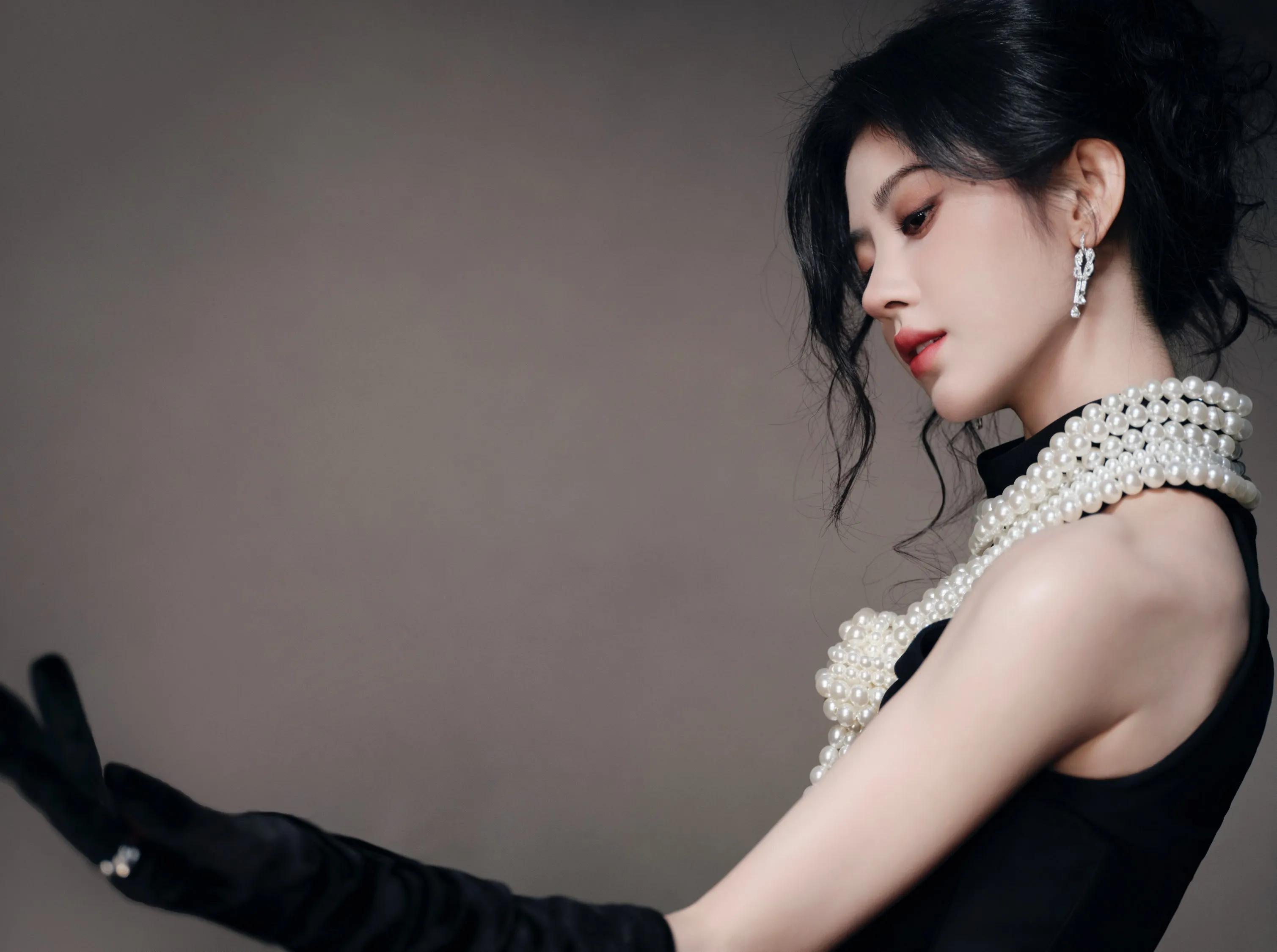 鞠婧祎 黑缎礼裙裹着柔润的轮廓