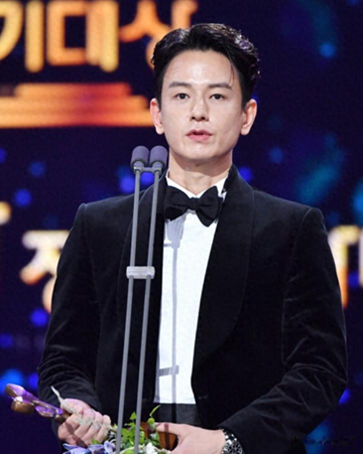 韩剧男神因为没戏拍，被迫去仓库搬货谋生！网友：这才是真男人