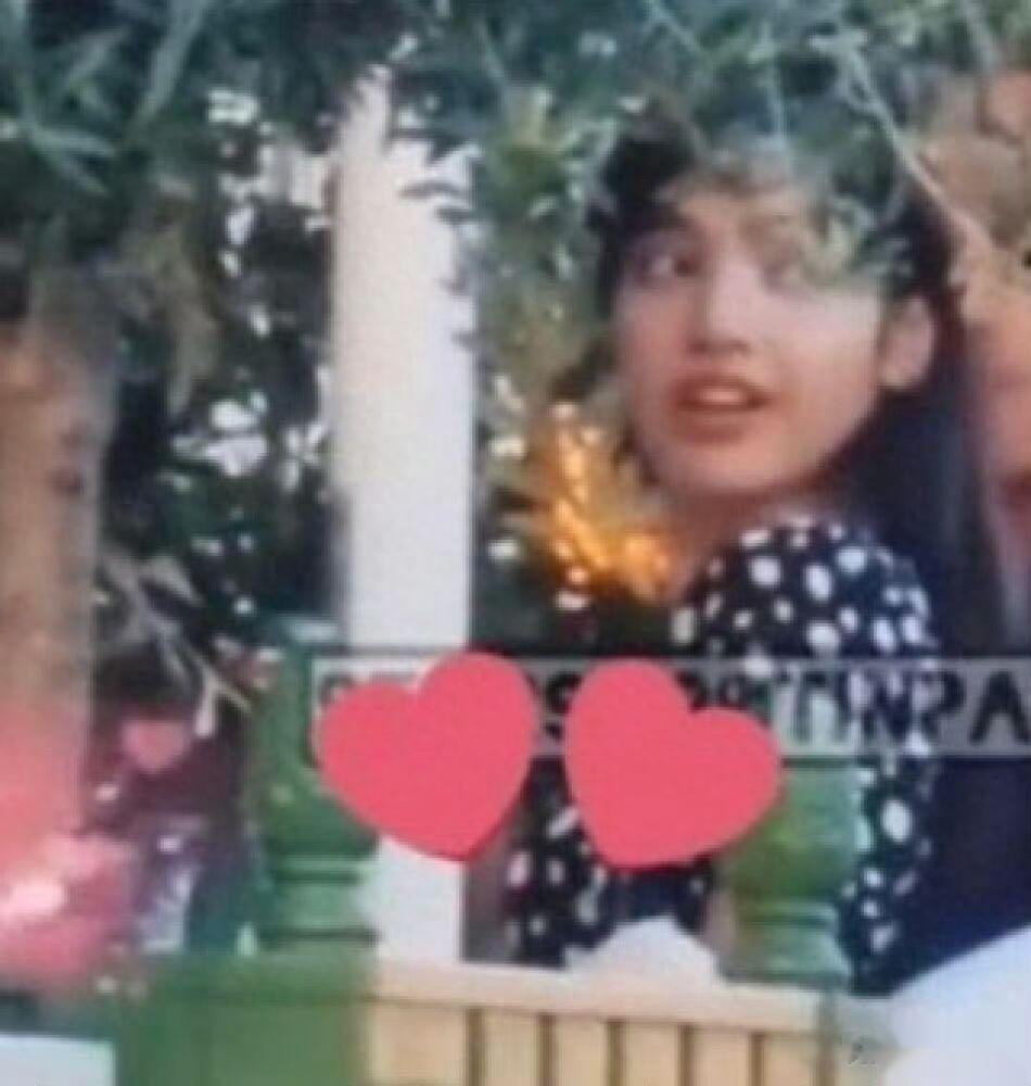 Lisa在公共场合向三公子撒娇，三公子则宠溺地摸她的头，粉丝破防