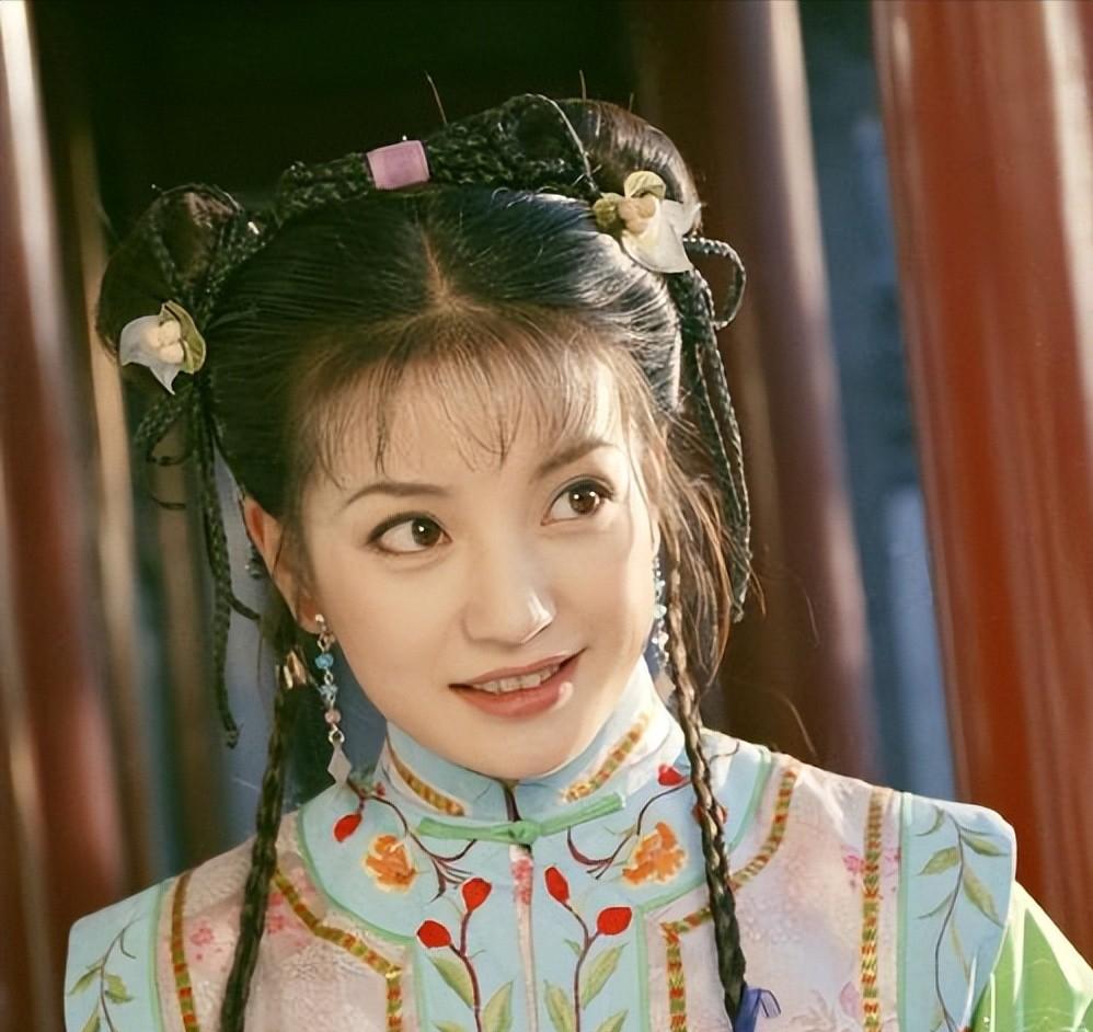 面相又变了！49岁赵薇广东吃饭，又老又瘦没架子，却再无回头路走