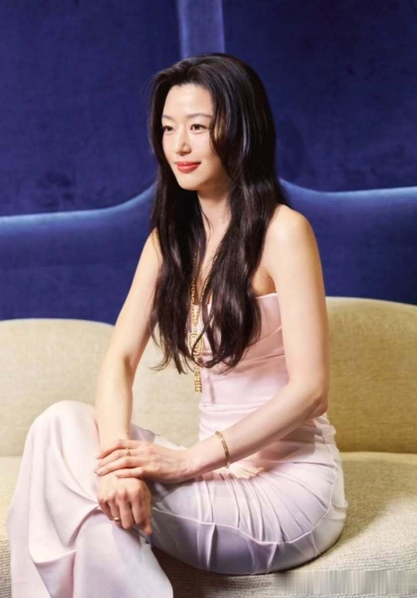 全智贤争议韩剧收官,收视崩塌,2.5亿投资打水漂,口碑一路下滑