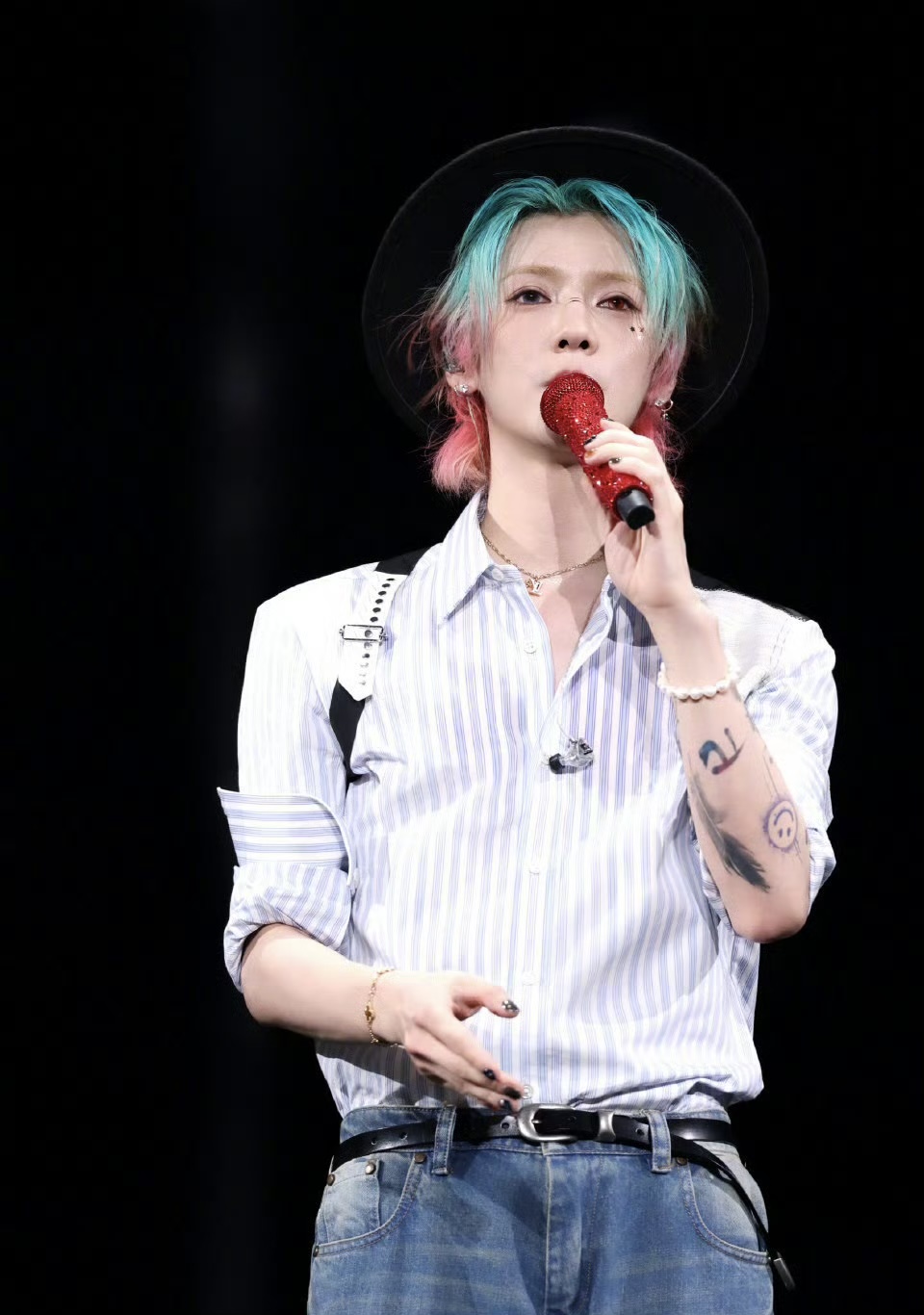 鹿晗扫腿舞引爆全场!这波操作太养眼啦!