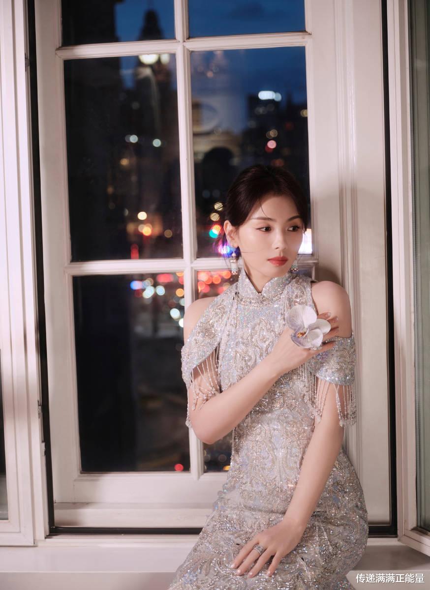 刘涛这张旗袍照，藏着我们最该学的本事，让我们一起学起来吧