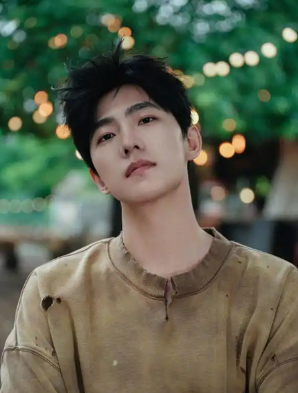 杨洋疑似新恋情曝光，女方年轻漂亮有内涵，两人相差8岁引热议