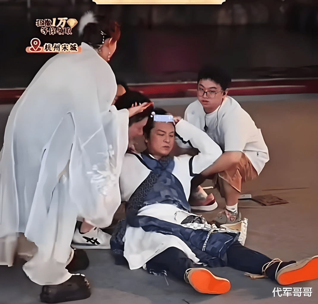 64岁马景涛近况曝光！与小21岁吴佳尼离婚，如今为养2个儿子四处奔波