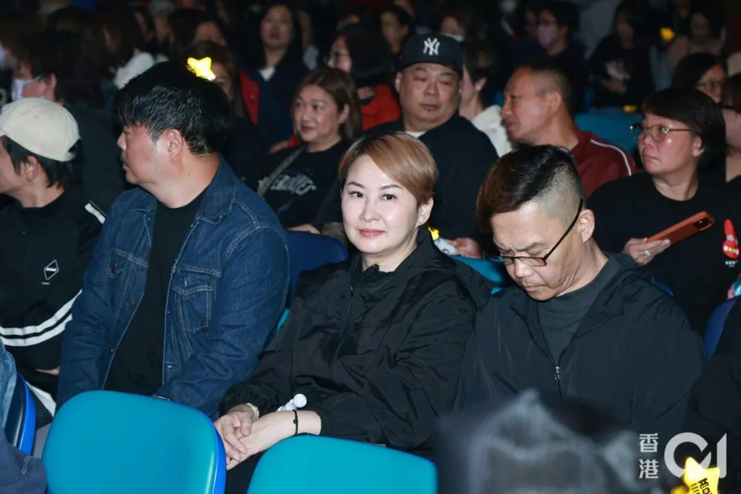 知名港星入行37年首开演唱会,妻女惊喜现身,爱女拉大提琴伴奏