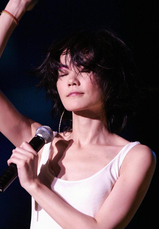 有种人生赢家叫王菲，两婚两离、坚持礼佛20年，她终于迎来福报