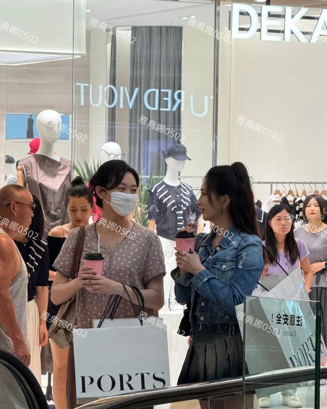 成都万象城偶遇江疏影，她脸胖了很多，快40了还嘟嘴扮可爱很违和