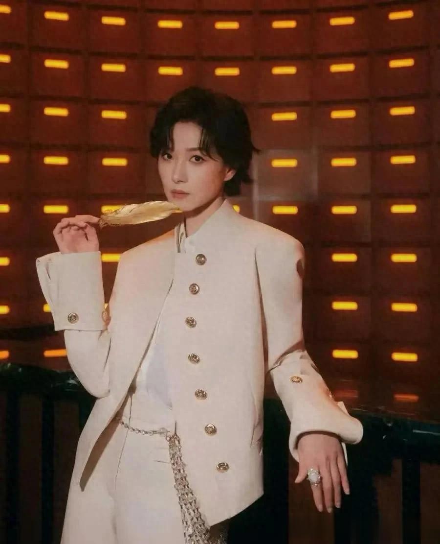 万茜换风格后气质大变!穿米白色套装+短发,简约利落又高级!