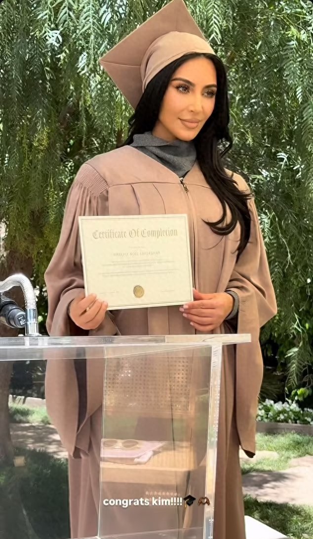 43岁金·卡戴珊办毕业礼,穿迷你皮裙“端庄”,读了六年才完结