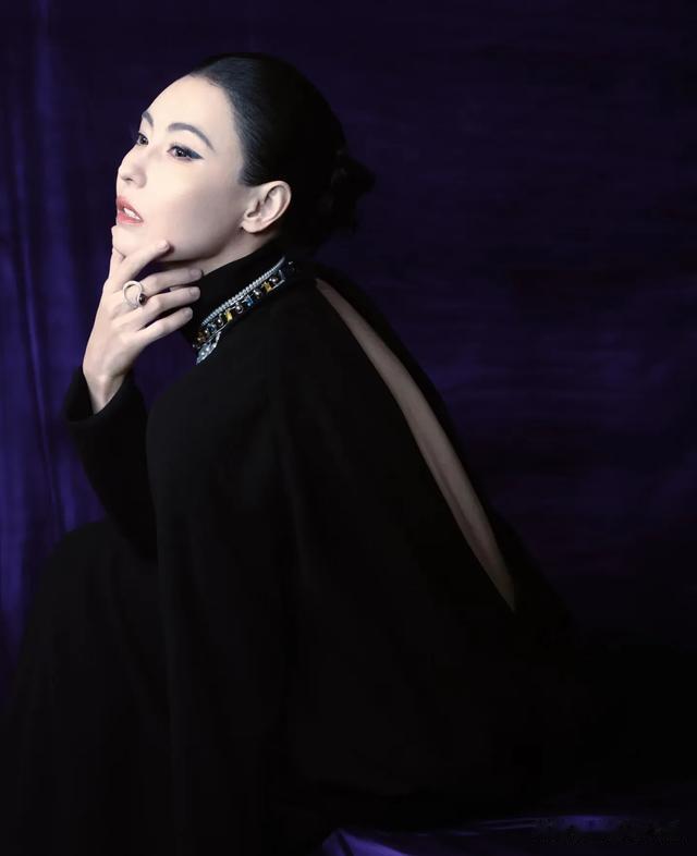 张柏芝机场过安检被偶遇，一身橙色运动装穿搭，戴咖色头巾好吸睛