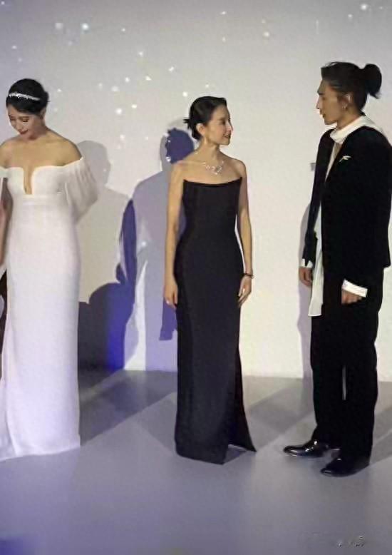 高圆圆董洁梦幻同框:黑白双姝的时尚博弈与岁月沉淀之美