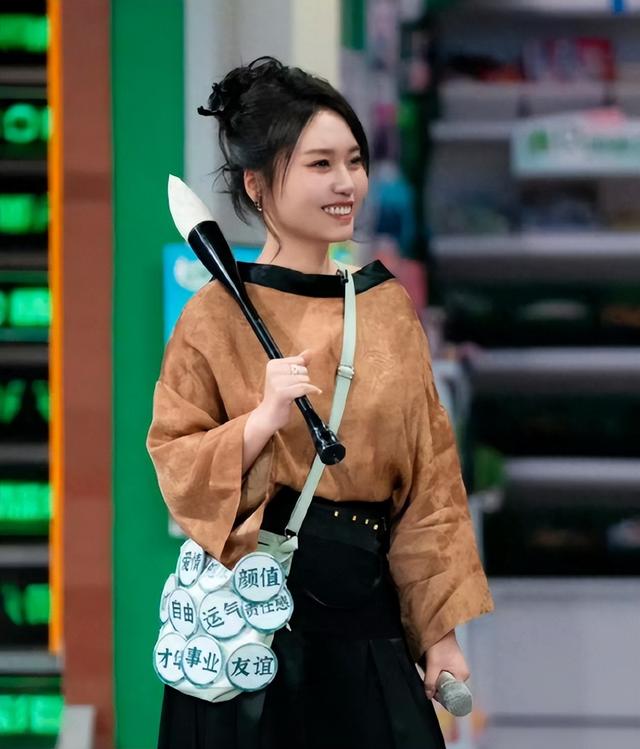 李雪琴亮相综艺节目,瘦到观众认不出,果然变瘦是变美的捷径!