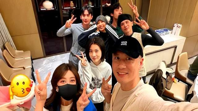 任重46岁生日，夫妻俩撒狗粮，退圈多年孙骁骁状态很好，婚姻幸福