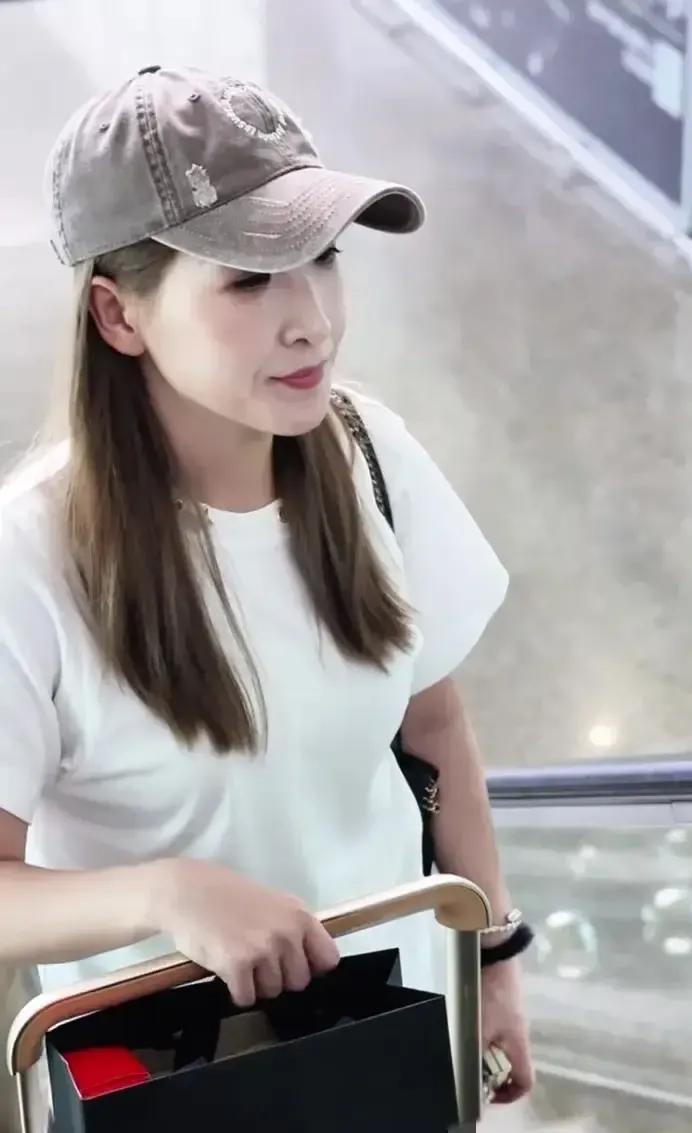刘诗雯机场穿搭，白短袖配黑喇叭裤，简约又时尚
