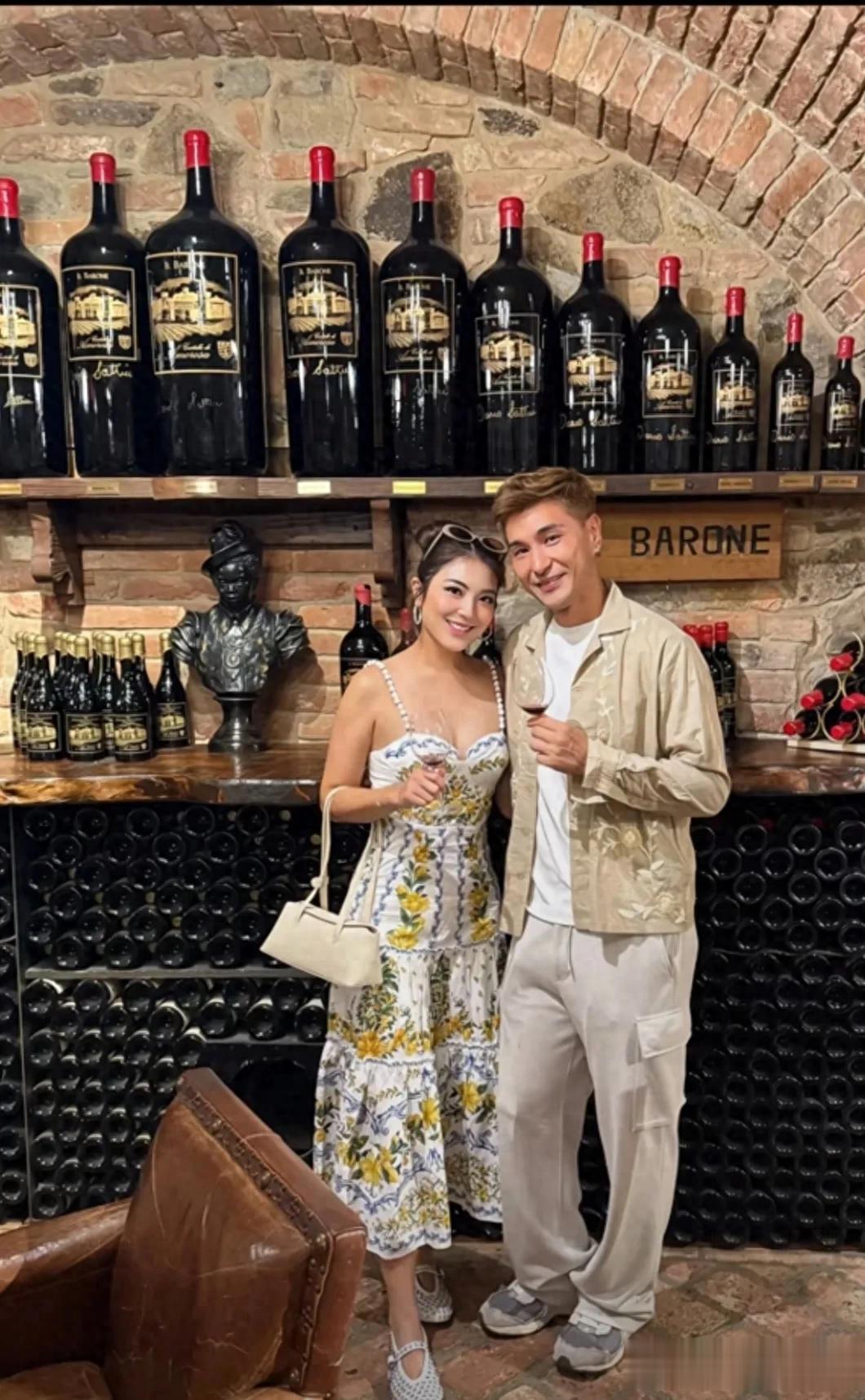 单文柔陈展鹏国外度假享受二人世界，身穿吊带裙大秀好身材！