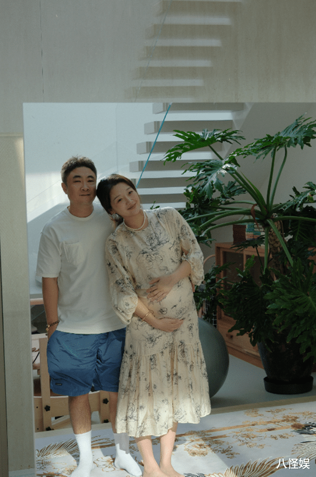 乔杉妻子公开三胎预产期，穿运动内衣秀出孕肚，又大又圆没长纹