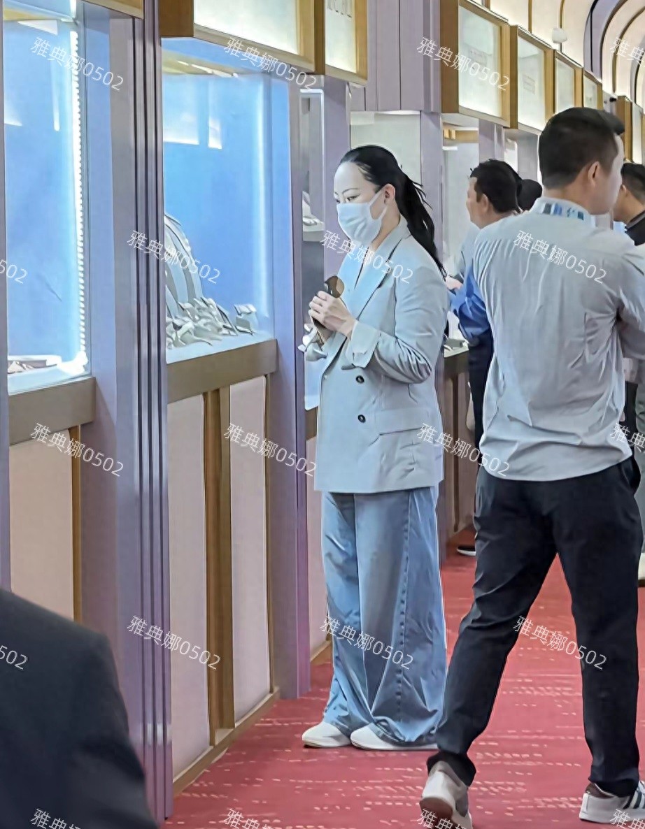 章小蕙到底哪里好看有魅力?本人长相普通膀大腰圆体重至少140斤!