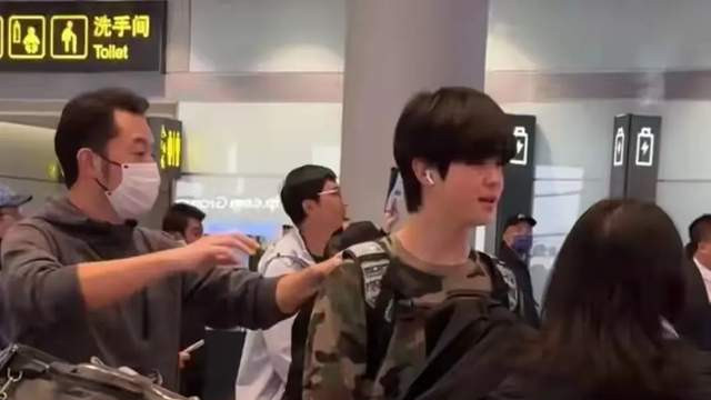 胡可和沙溢去机场接儿子，14岁安吉身高超180，瘦身后比爸爸还帅