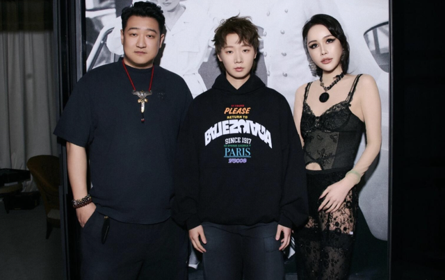 王曼昱到底算不算美女？看她和张小斐站在一起，结果一目了然！