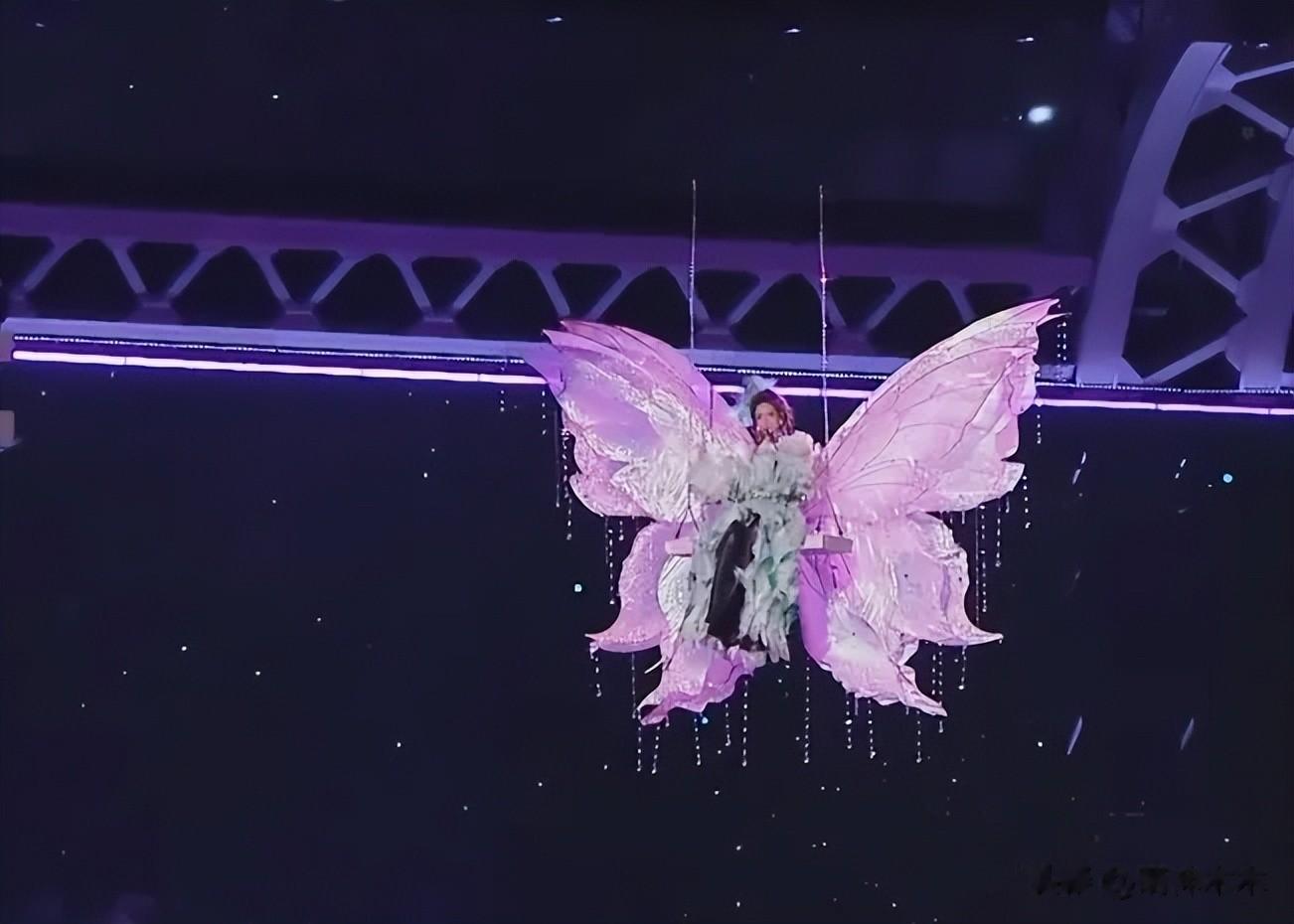 明星跨年夜造型太拉跨：戚薇好像鸡毛掸子，关晓彤又穿错裙子