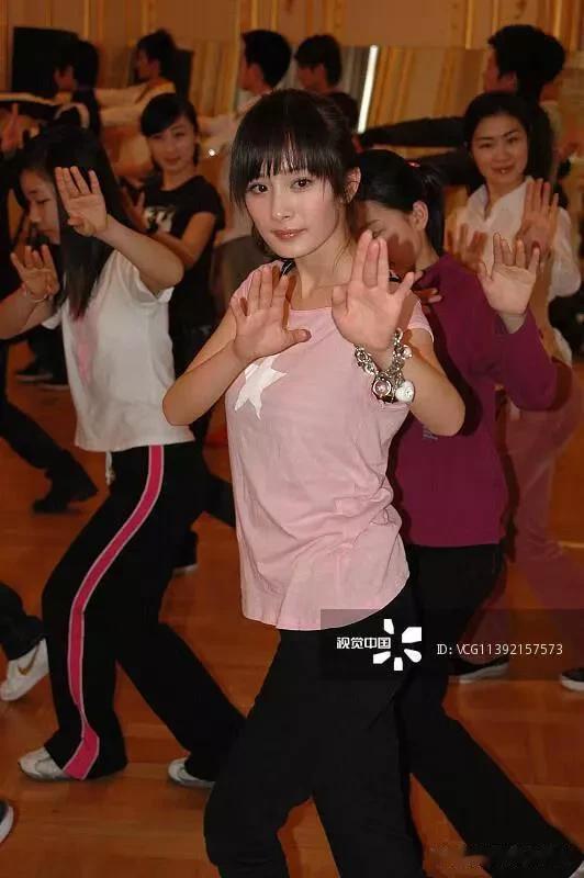 这是早期的杨幂，长的很青涩。