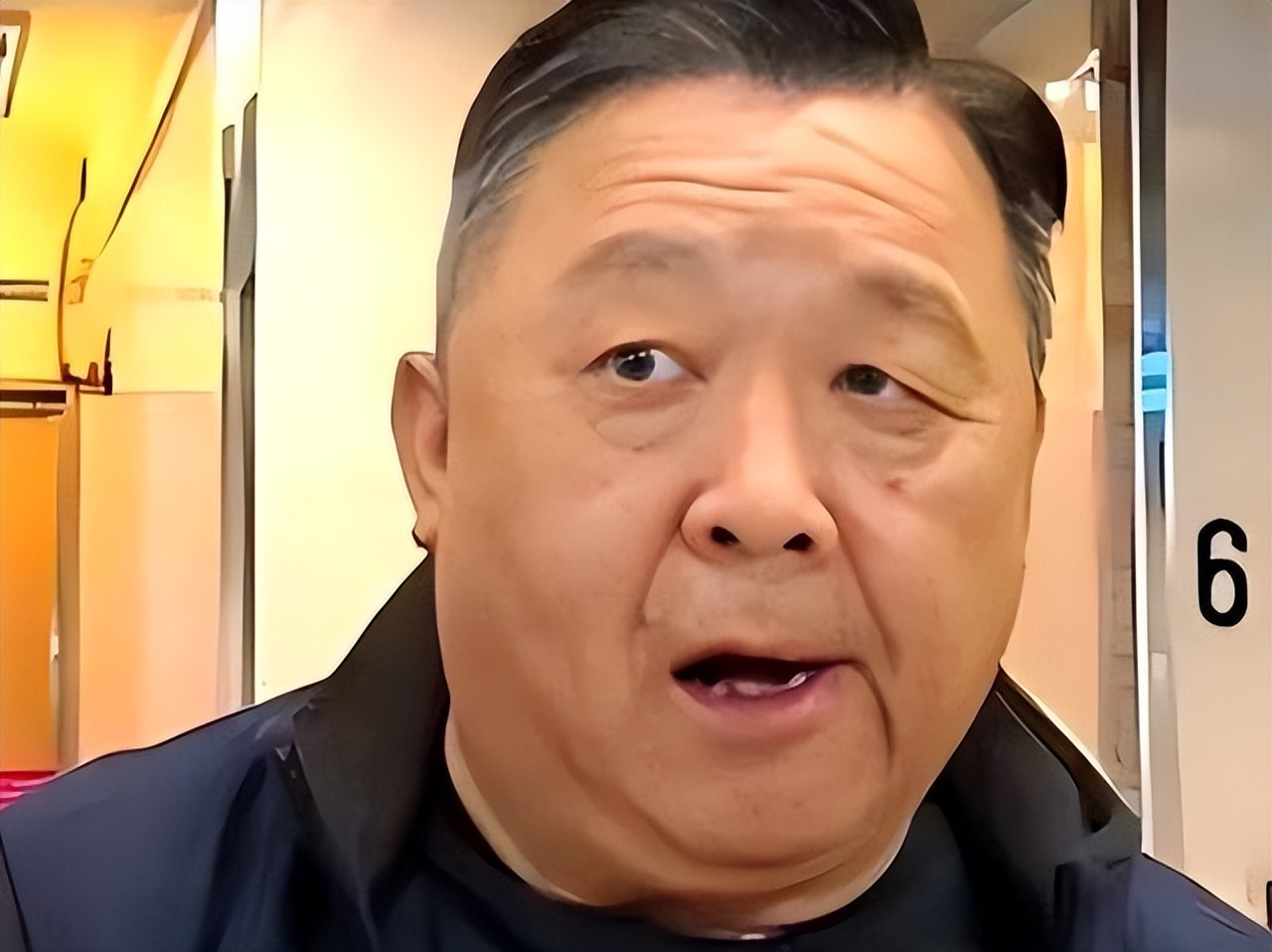 出轨保姆、逼死原配！如今77岁的他独居20年，四女一子无人管