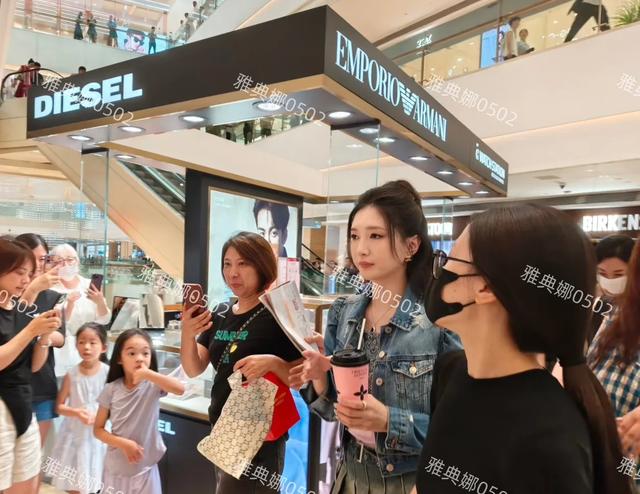 成都万象城偶遇江疏影，她脸胖了很多，快40了还嘟嘴扮可爱很违和