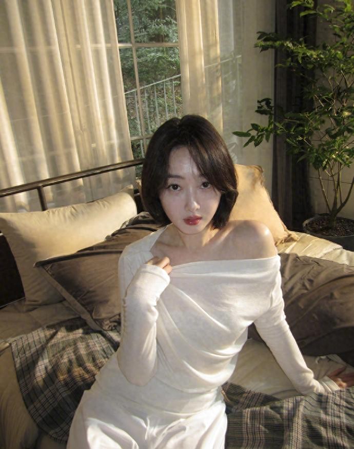 蒋梦婕是天菜吗?这套着装用冰清玉洁形容不过分吧!