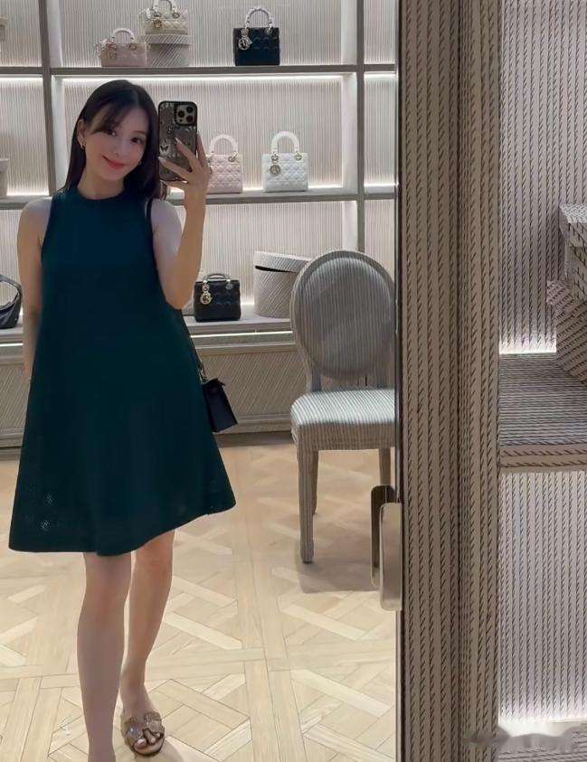 郭富城妻子现身月子中心，大肚子一脸自豪，菲佣跟着提包，命太好