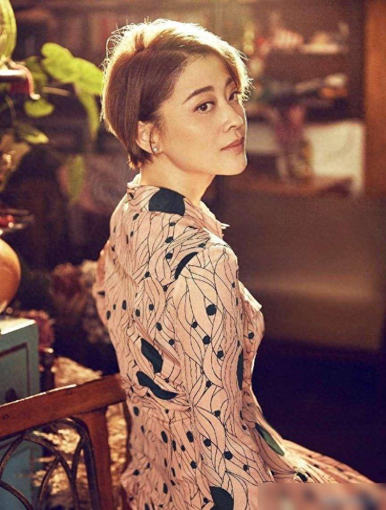 48岁梅婷新剪了波波头年轻10岁,穿毛衣+阔腿裤,美得像换了个人