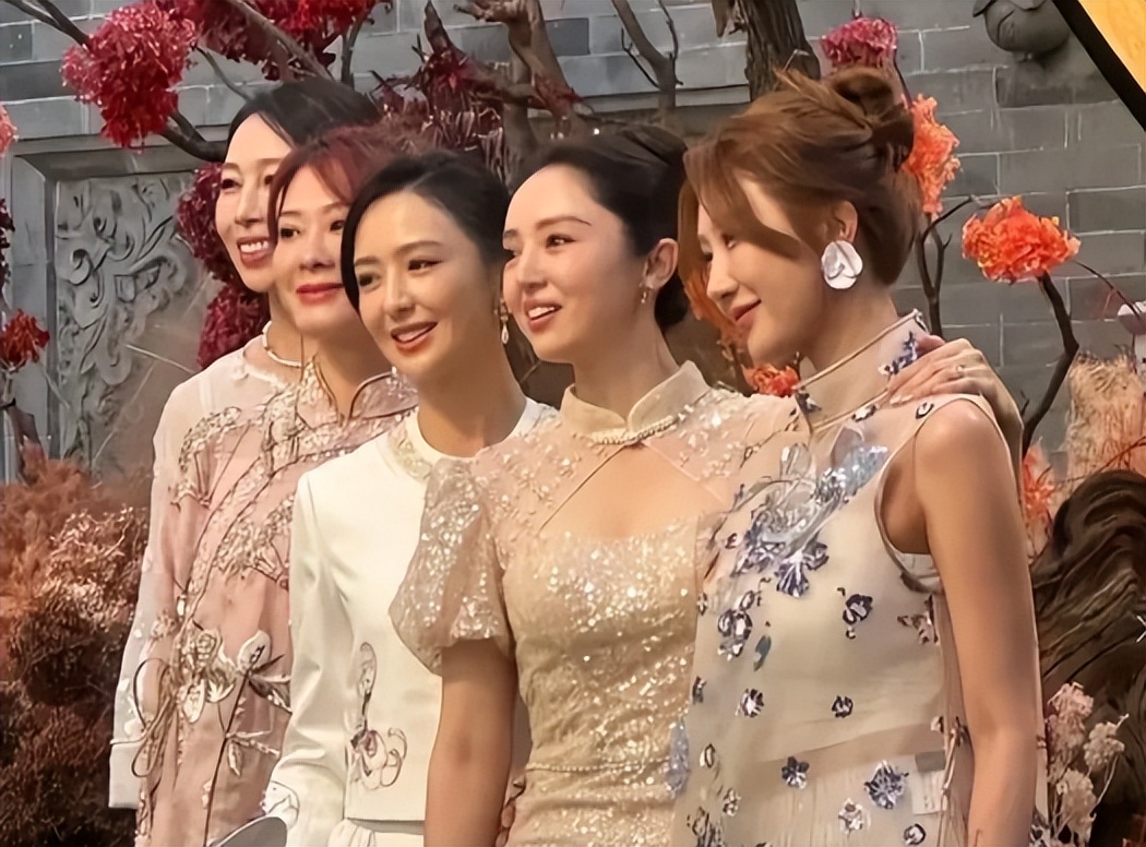 董璇46岁生日宴曝光!手捧蛋糕小腹隆起明显,张维伊站C位出风头