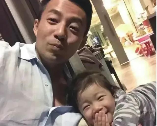 小玥儿当天看到了姥姥和姨妈喝酒跳舞，继父冷漠，所以选择汪小菲