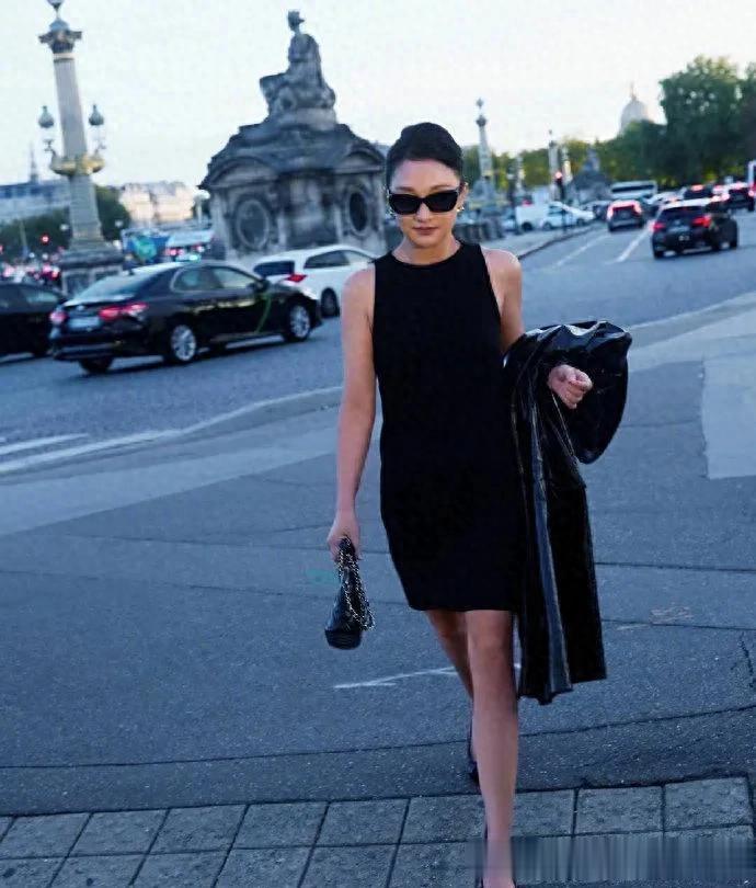 周迅不愧是人间香奈儿，小黑裙+黑皮衣穿的优雅大方！尽显高级感