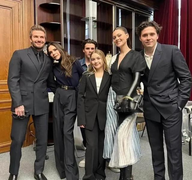 贝克汉姆小女庆14岁生日!大布和富婆妻回家送祝福,妹妹比爸有面