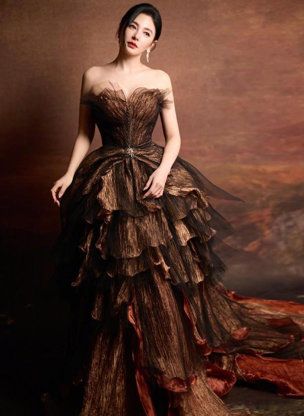 张雨绮,鎏纱叠影,步履生光。