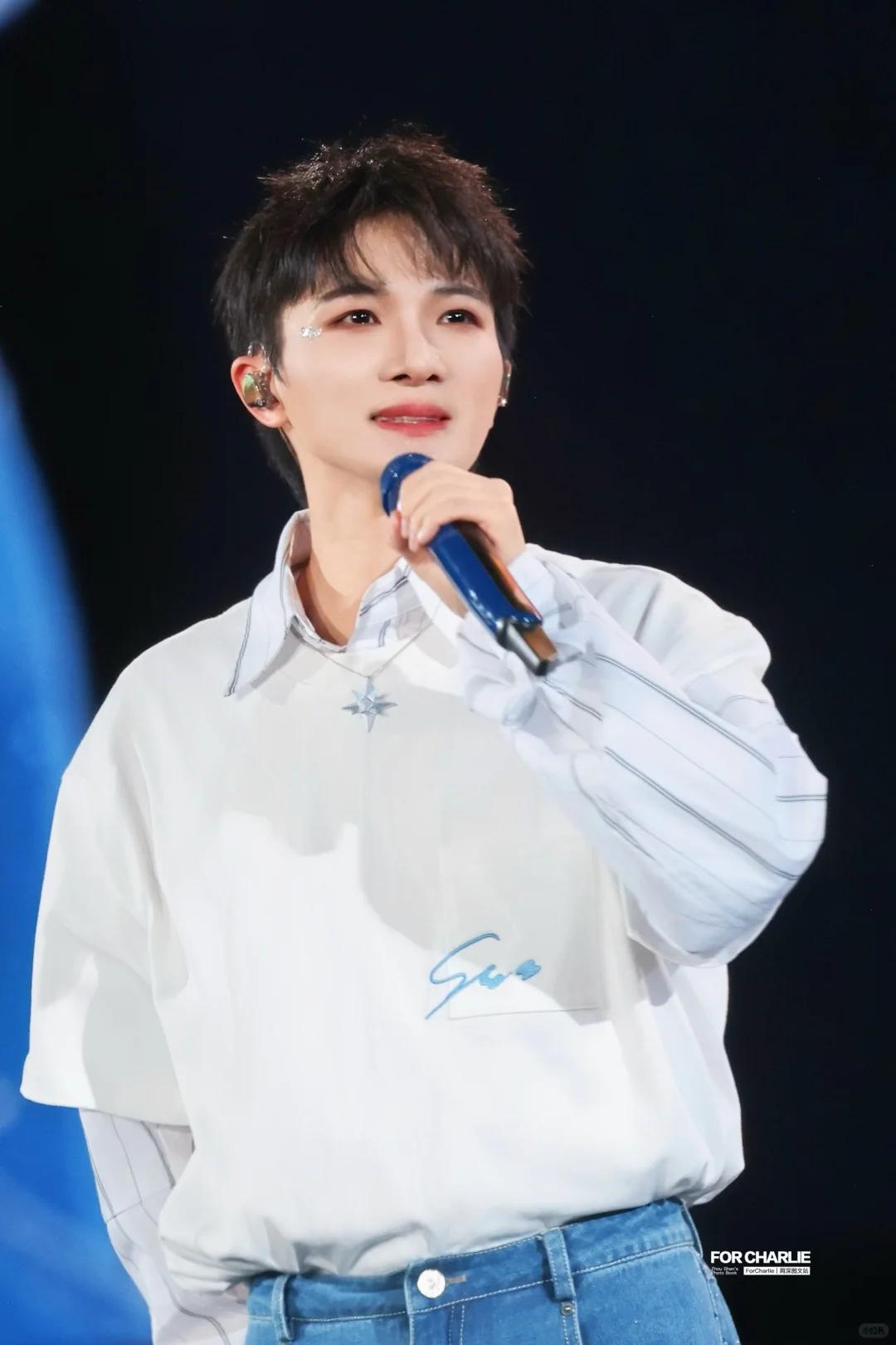 不到24小时，央媒两次点名周深，歌坛地位一览无遗，那英说对了