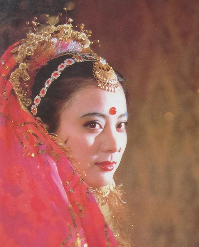 分居 18 年却坚称没离婚!62 岁的李玲玉容颜不再,混血儿子颜值逆天