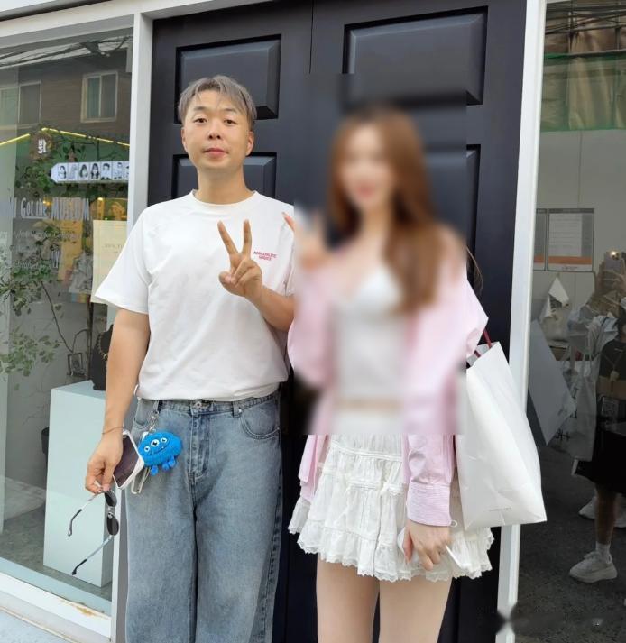 韩国偶遇杜海涛,一脸姨味眼肿憔悴,头发谢顶,和妻子像两代人