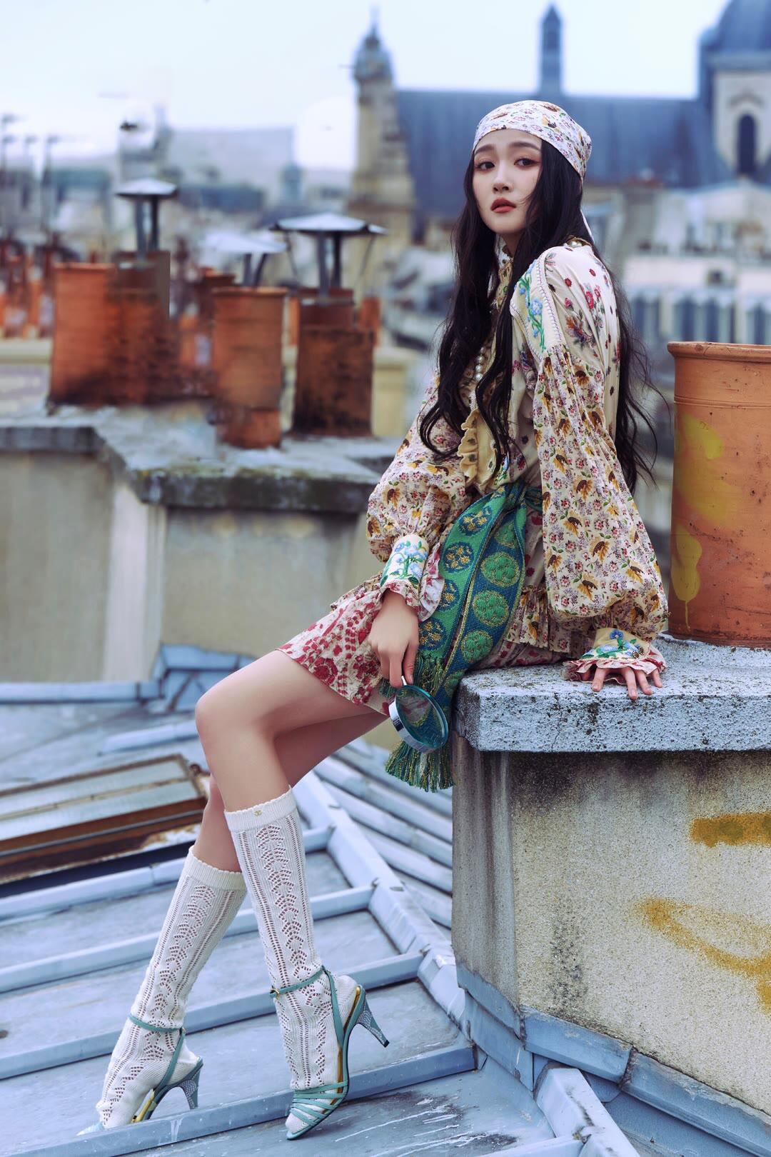 关晓彤深夜健身被偶遇!172cm长腿穿瑜伽裤,素颜状态美到认不出